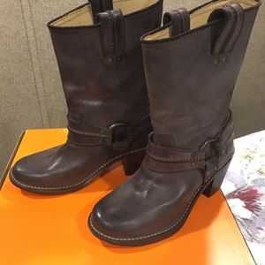 FRYE Size 7 like new!